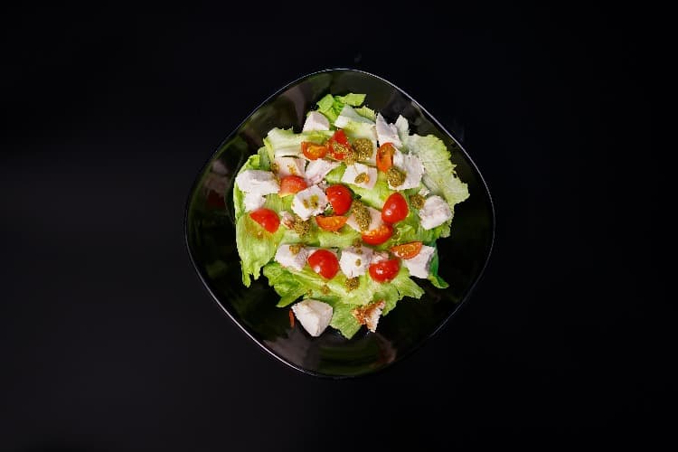 Фото Салат с курицей и соусом песто